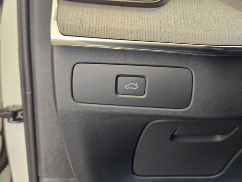 Used 2025 Volvo XC90 B6 Ultra w/ Protection Package Premier image 31