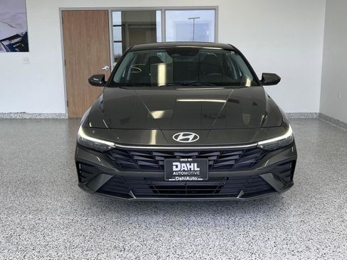 Used 2024 Hyundai Elantra SE FWD image 2
