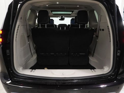 New 2023 Chrysler Pacifica Limited w/ Uconnect Theater Family Group image 32