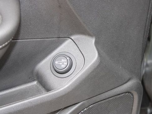 Used 2023 GMC Terrain SLT w/ Tech Package image 22