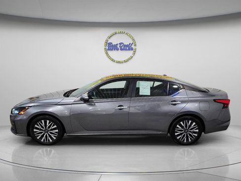 Used 2023 Nissan Altima 2.5 SV w/ SV Premium Package FWD image 3