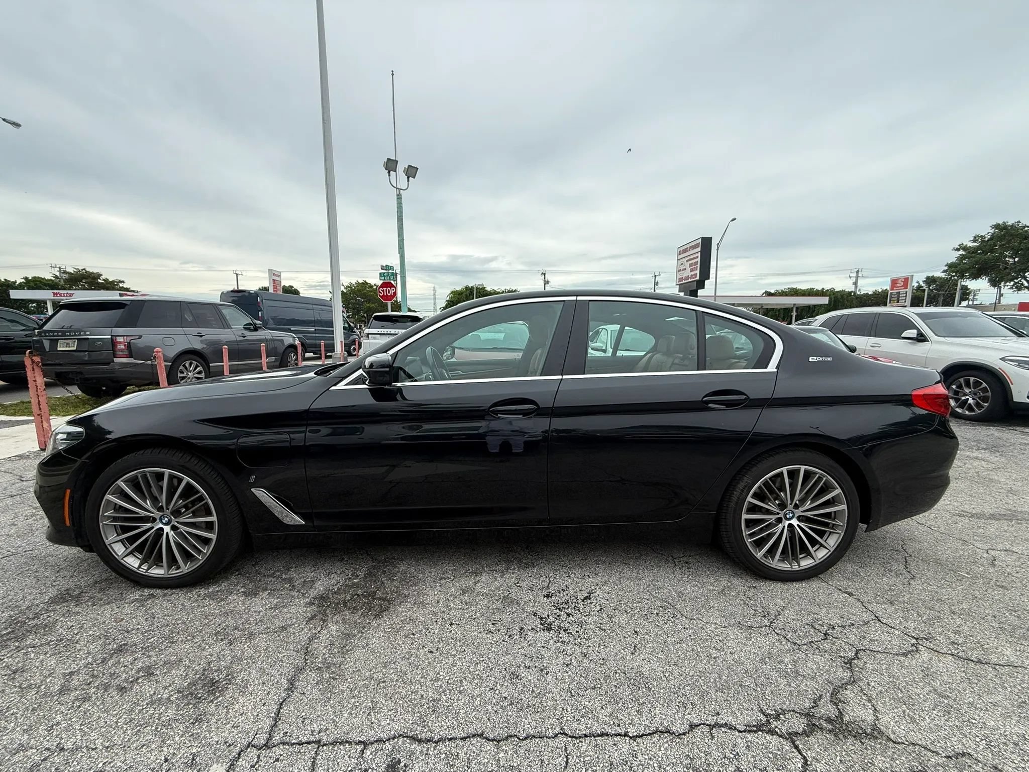 Used 2019 BMW 530e w/ Convenience Package RWD image 2