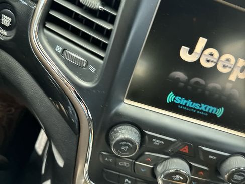 Used 2017 Jeep Grand Cherokee Laredo 75th Anniversary image 11