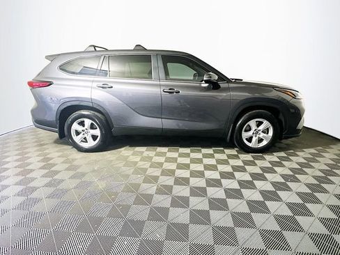 Used 2023 Toyota Highlander LE FWD image 9