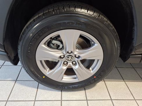 Used 2025 Toyota RAV4 XLE FWD image 5