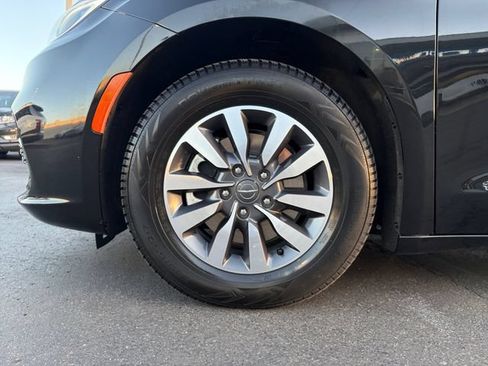 Used 2021 Chrysler Pacifica Touring w/ Cold Weather Group FWD image 11
