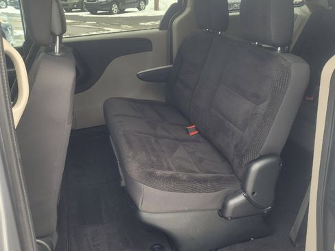 Used 2018 Dodge Grand Caravan SE w/ UConnect Hands-Free Group image 19