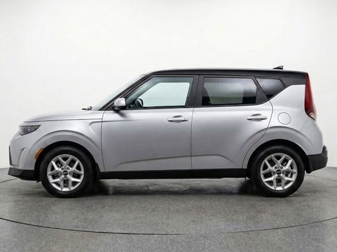 Used 2025 Kia Soul LX w/ LX Technology Package FWD image 5