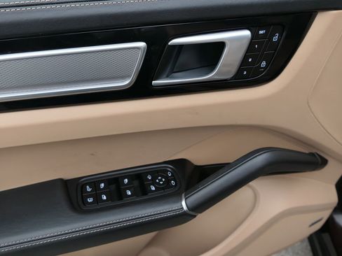 Used 2022 Porsche Cayenne Platinum Edition image 12