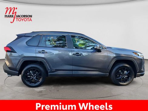 Used 2022 Toyota RAV4 XLE AWD/4WD image 7