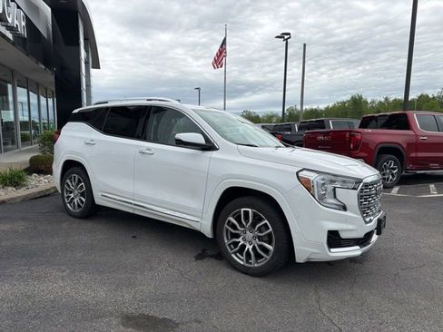 Used 2023 GMC Terrain Denali w/ Denali Premium Package AWD/4WD image 2