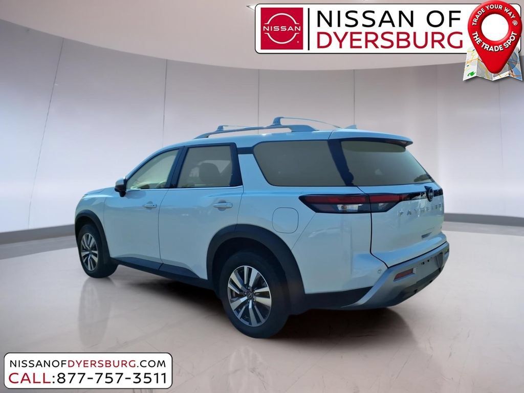 Used 2025 Nissan Pathfinder SL FWD image 5