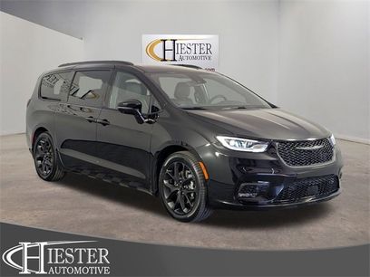 Used 2024 Chrysler Pacifica Limited w/ Uconnect Theater Family Group
