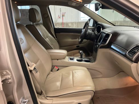 Used 2014 Jeep Grand Cherokee Overland w/ Advanced Technology Group AWD/4WD image 33