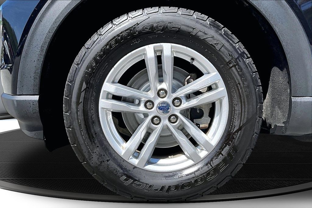 Used 2020 Ford Explorer XLT w/ Equipment Group 202A AWD/4WD image 35