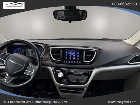 Used 2017 Chrysler Pacifica Touring-L w/ Tire & Wheel Group FWD image 16