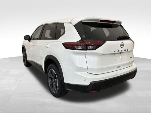 Used 2024 Nissan Rogue SV image 3