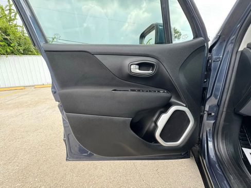 Used 2019 Jeep Renegade Latitude w/ Safety & Security Group II image 29