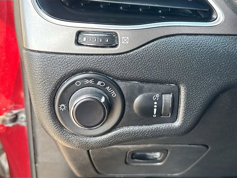 Used 2021 Jeep Cherokee Latitude w/ Mopar Interior Package image 10