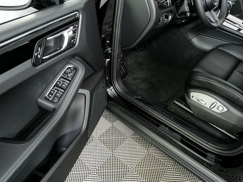 Used 2026 Porsche Macan AWD/4WD image 8