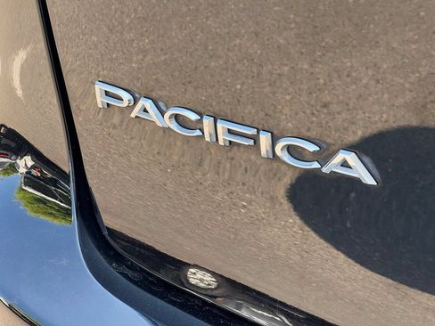 Used 2024 Chrysler Pacifica Limited FWD image 7