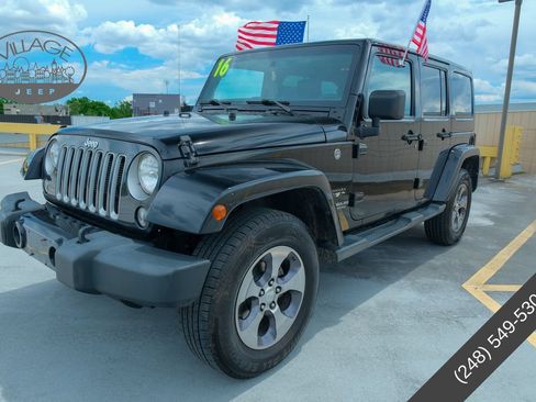 Used 2016 Jeep Wrangler Unlimited Sahara w/ Dual Top Group AWD/4WD image 8