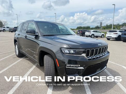 Used 2023 Jeep Grand Cherokee Limited w/ Trailer Tow Prep Group (B) AWD/4WD image 2