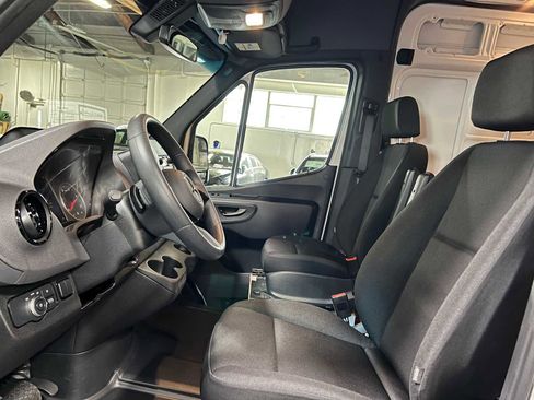 Used 2025 Mercedes-Benz Sprinter 2500 image 23