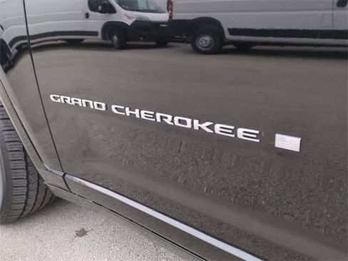 Used 2022 Jeep Grand Cherokee Overland w/ Adv Protech Group III image 13