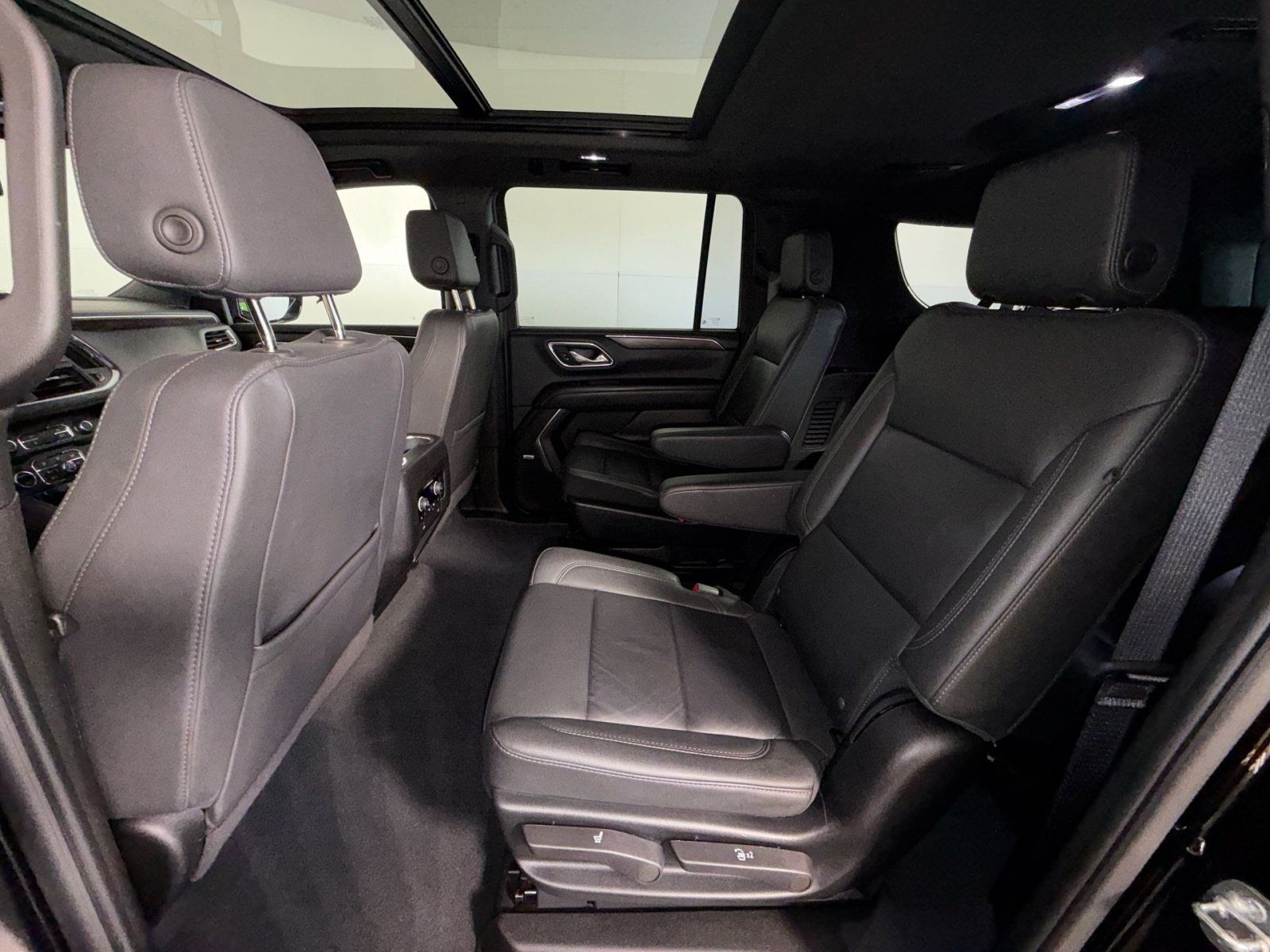 Used 2024 Chevrolet Suburban Z71 w/ Luxury Package AWD/4WD image 25