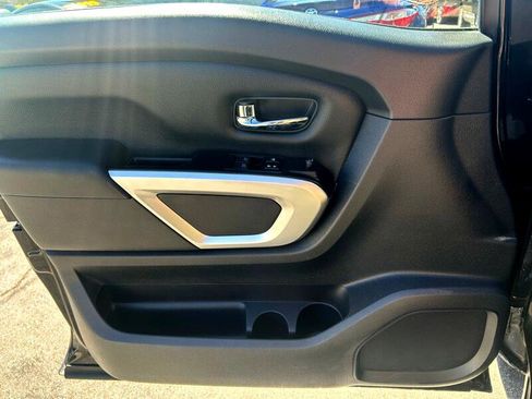 Used 2017 Nissan Titan SV image 7