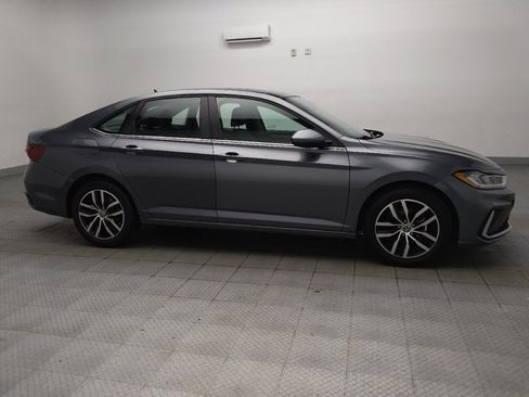 Used 2025 Volkswagen Jetta SE FWD image 11