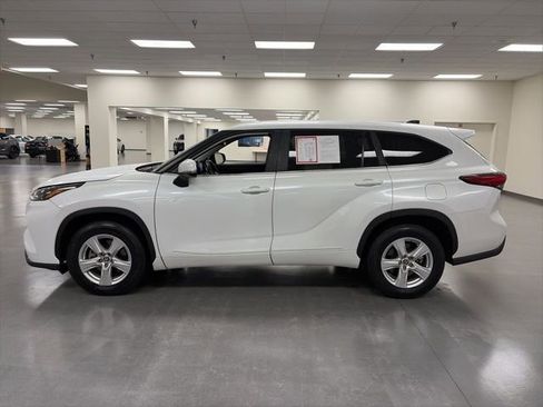 Used 2023 Toyota Highlander LE image 4