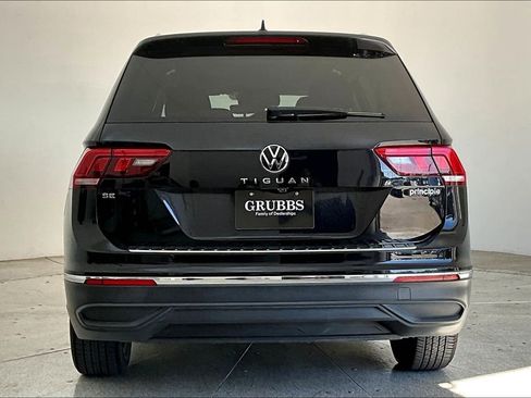 Used 2023 Volkswagen Tiguan SE w/ Panoramic Sunroof Package image 7
