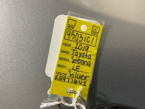 Used 2019 Toyota Sienna LE w/ LE Preferred Package image 45