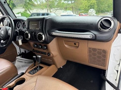 Used 2016 Jeep Wrangler Unlimited Sahara w/ Connectivity Group AWD/4WD image 29