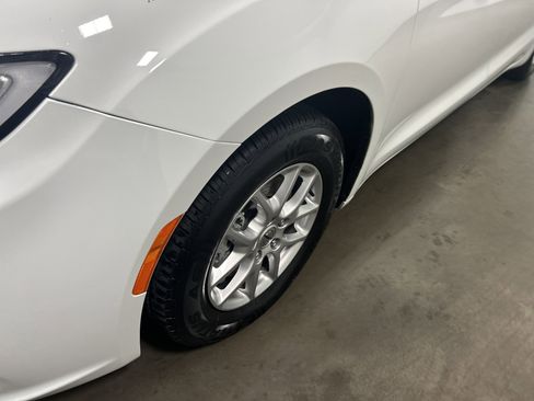 Used 2024 Chrysler Pacifica Touring-L image 9