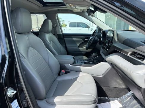 Used 2021 Toyota Highlander XLE AWD/4WD image 27