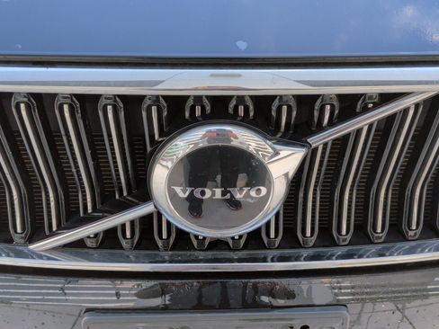 Used 2025 Volvo XC40 B5 Core image 12