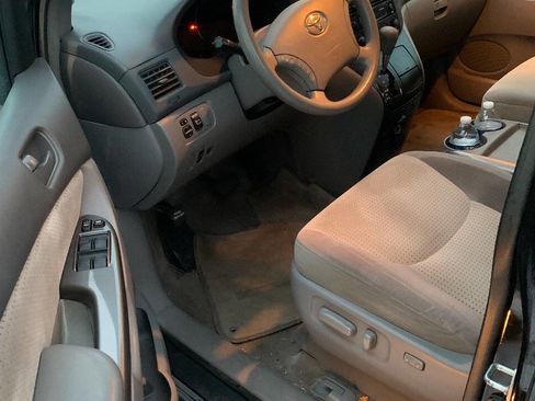 Used 2009 Toyota Sienna LE image 3