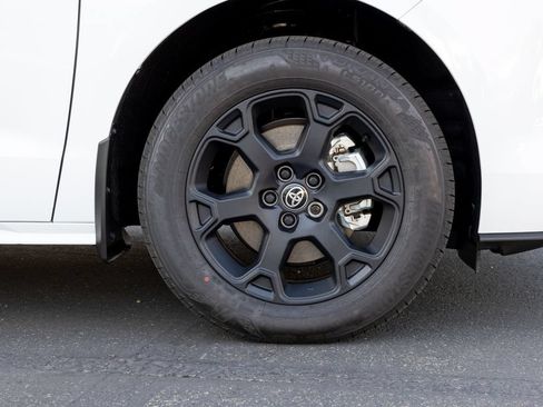 New 2026 Toyota Sienna XLE Woodland Edition AWD/4WD image 4