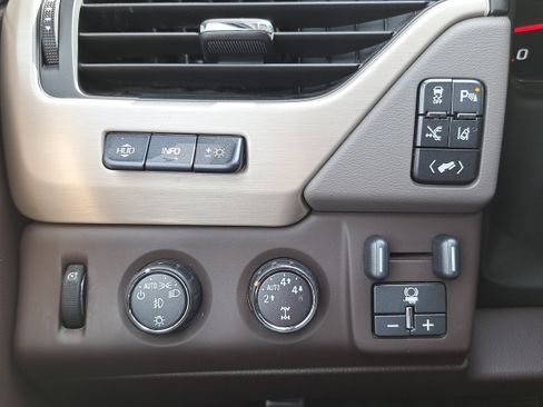 Used 2015 GMC Yukon XL Denali w/ Premium Package image 27