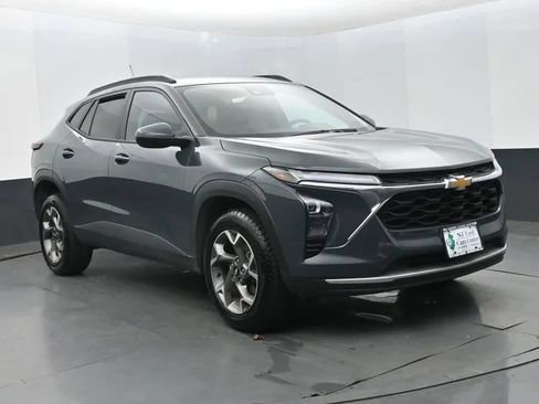 Used 2025 Chevrolet Trax LT FWD image 2