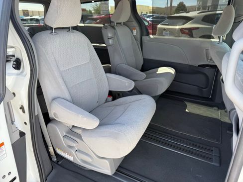 Used 2019 Toyota Sienna LE image 34
