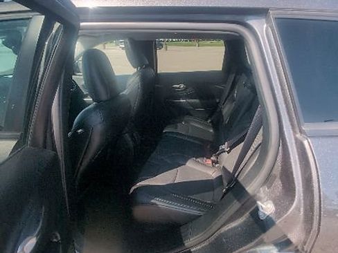 Used 2022 Jeep Cherokee Limited AWD/4WD image 9