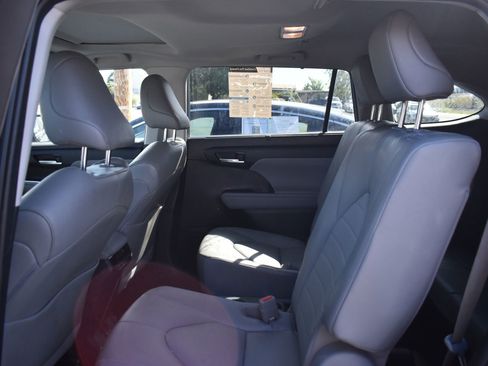 Used 2023 Toyota Highlander L image 14