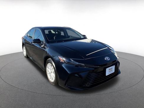 Used 2025 Toyota Camry LE image 3