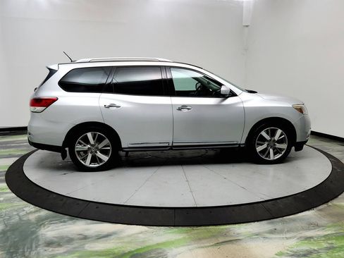 Used 2015 Nissan Pathfinder Platinum w/ Family Entertainment Package FWD image 4