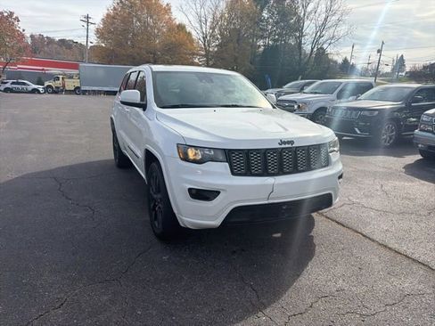 Used 2022 Jeep Grand Cherokee Laredo X image 3