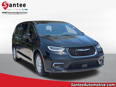 Used 2025 Chrysler Pacifica Select